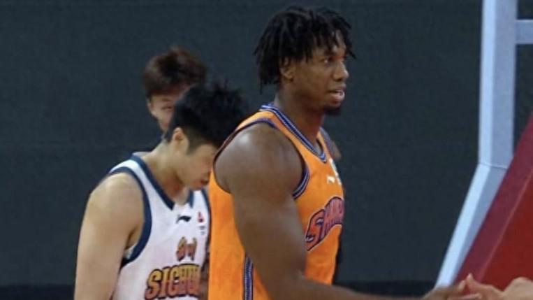 开云体育app-洛夫顿31分上海战胜广东闯进杯赛四强，赛季三杀打服广东