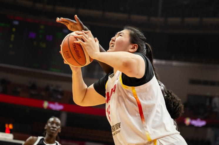 开云体育下载-统治力!张子宇不到9分钟高效11+5 连续3场上双队内唯一